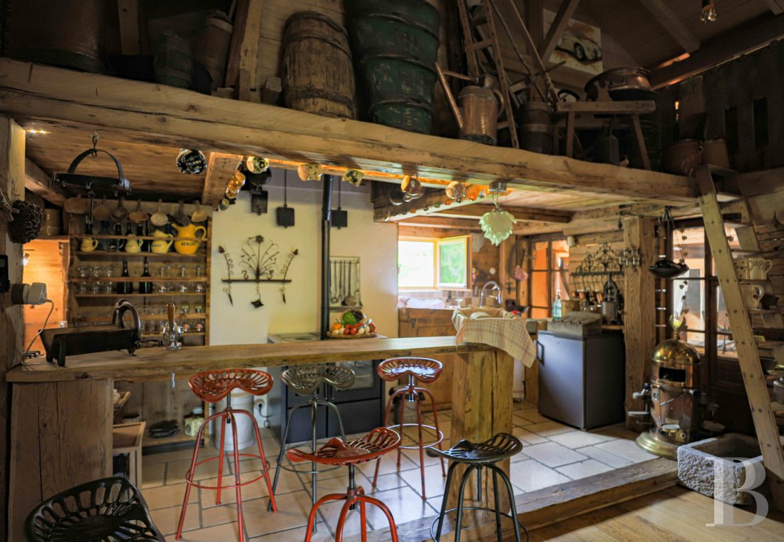 En Haute-Savoie, non loin de Morzine, une grange chalet traditionnelle en plein alpage - photo  n°18